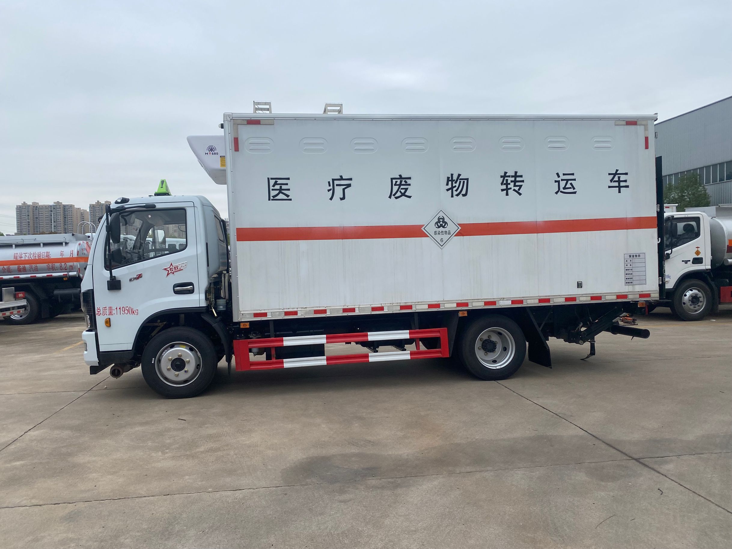 东风5.2米医疗废物转运车