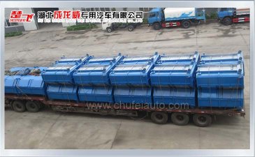 大批钩臂式垃圾箱装载完毕预发四川