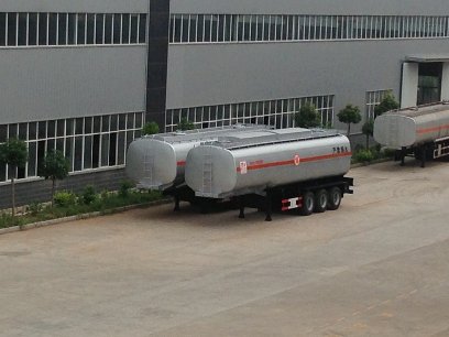 成龙威招牌特色产品—楚飞牌大型半挂油车