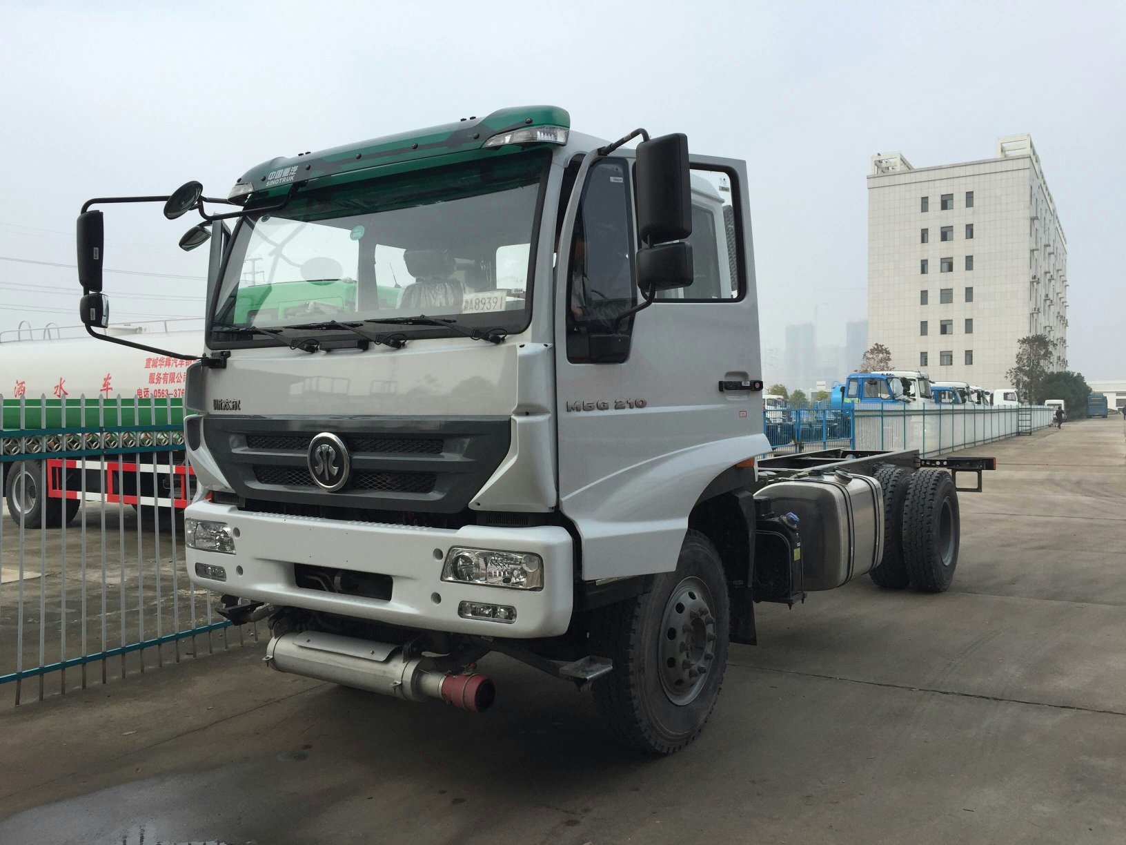 重汽大M5G单桥油罐车订单底盘已经到成龙威公司厂里