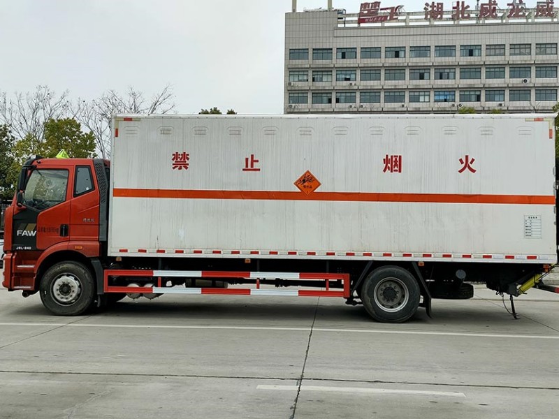 解放J6L 危险物品厢式运输车